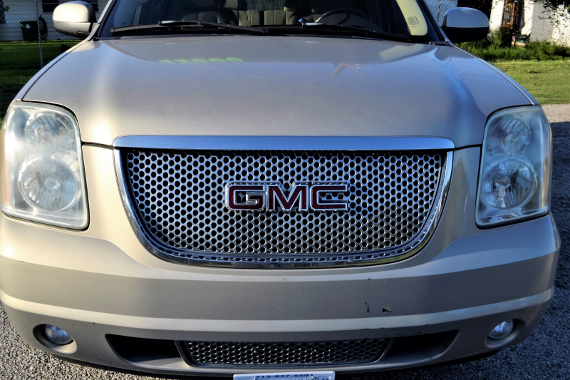 concession-moto-ST JEAN CAP FERRAT-min_gmc-yukon-truck-grill-2828425